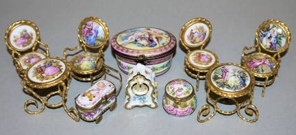 Dix petits objets décoratifs français en porcelain