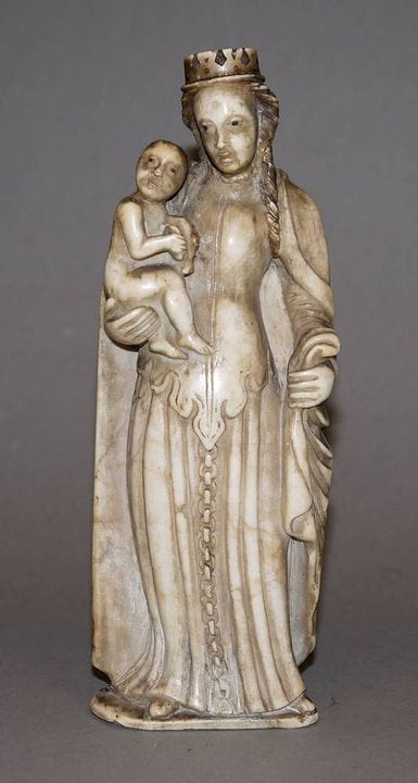 Piccola scultura in marmo raffigurante una Madonna