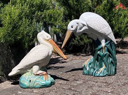 Héron cendré et pélican, deux sculptures de jardin