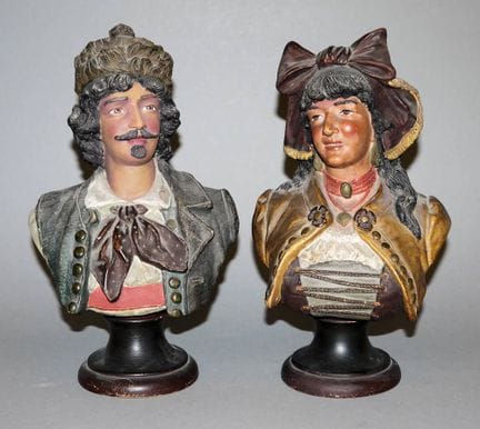 Paire de bustes en costume traditionnel des Balkan