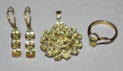 Three-piece jewellery set: pendant, drop earrings 