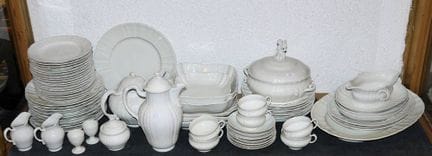 Extensive ‘Rocaille’ dinner and coffee service, KP