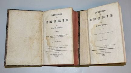 贝采利乌斯，《化学教科书》，共2卷，1824-25年
J. 雅各布·贝采利乌斯，《化学教科书》。F.