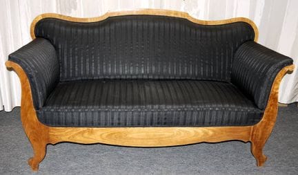 Stately Biedermeier sofa in cherry wood
Impressive