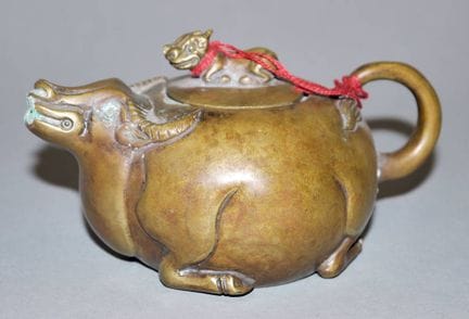 Petite cruche décorative en bronze, fin de la dyna