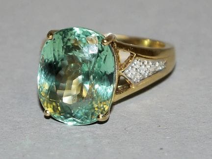 Ring with neon tourmaline and brilliant-cut diamon