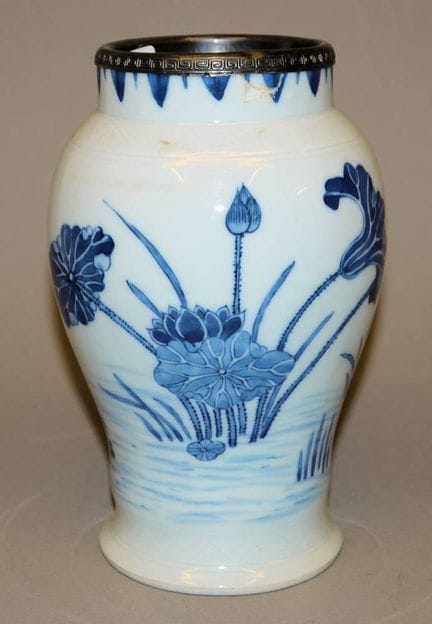 Vase bleu et blanc représentant un étang de lotus,