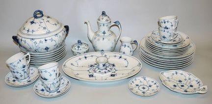 "Bla Malet" (Traditional Blue) porcelain dinner an