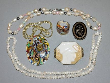 Collection de bijoux en porcelaine, verre et perle