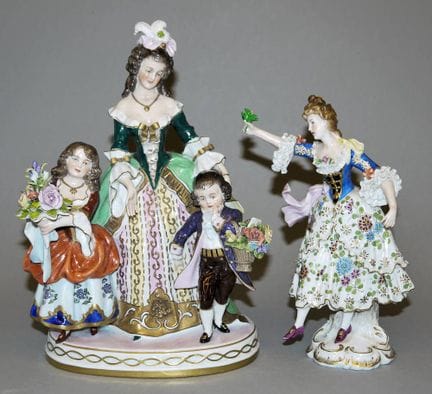 Madre con niños y bailarina, dos esculturas de por