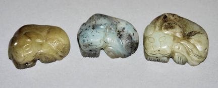 Shishi endormis, trois objets décoratifs chinois e