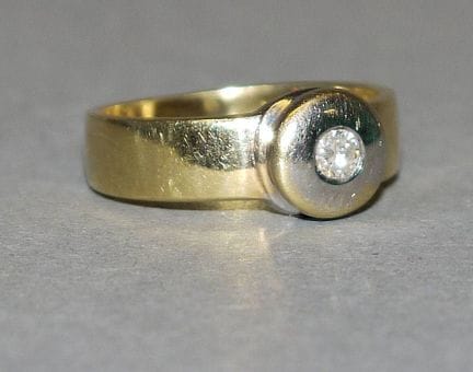 Brilliant-cut solitaire, gold
14ct yellow and whit