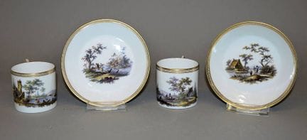 Par de tazas con motivos paisajísticos de la época