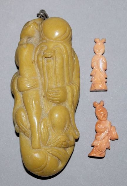 Deux miniatures chinoises en corail précieux et un