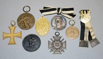 Collection de huit décorations, dont la médaille c