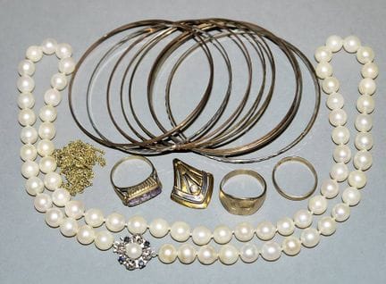 Collection of gold jewellery
8-carat gold: 10 bang
