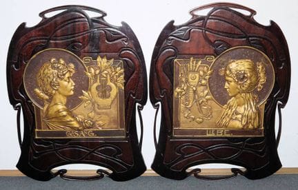 Paire de bas-reliefs muraux Art nouveau intitulés 