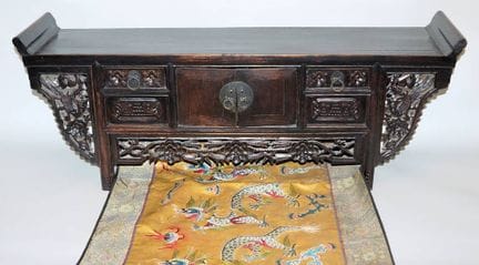 Petite table d'autel chinoise datant des environs 