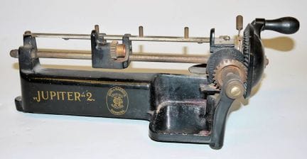 Accessoire de bureau insolite datant des années 19