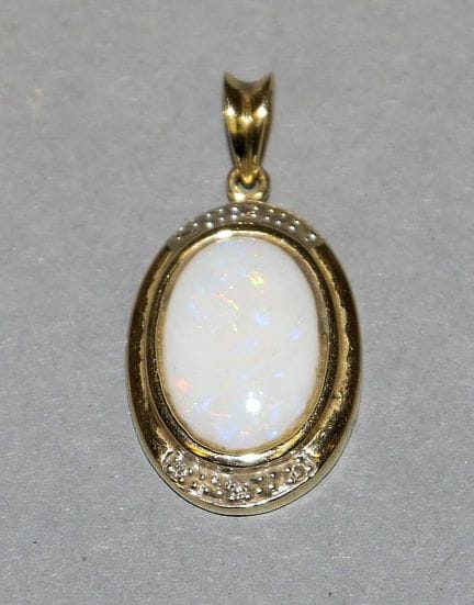 Opal pendant with brilliant-cut diamonds, gold
14k