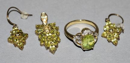 Three-piece jewellery set featuring a Capelinha sp