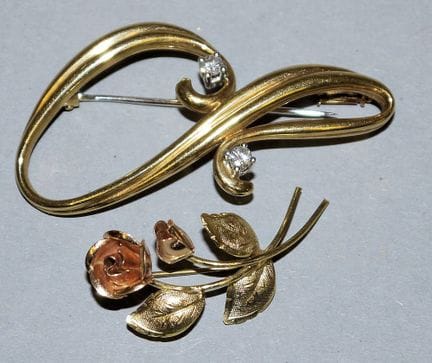 Broche à brillants et broche en forme de roses, en