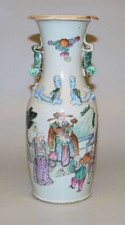 Vase en porcelaine représentant les trois dieux de