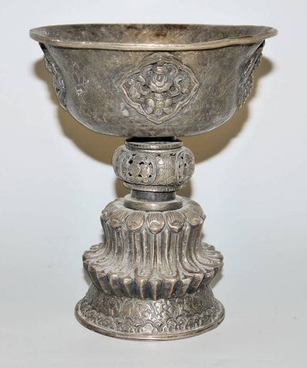 Lampe à beurre tibétaine en argent, XIXe siècle. 
