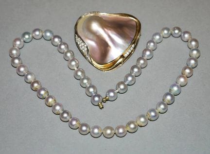 Pearl necklace with large pendant/brooch with Mabe