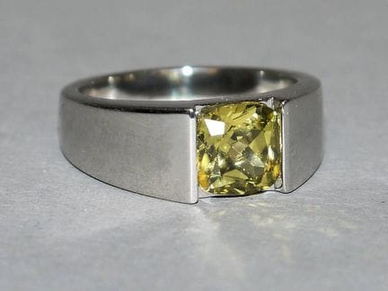 Ring with Mali garnet, platinum
950 platinum, band
