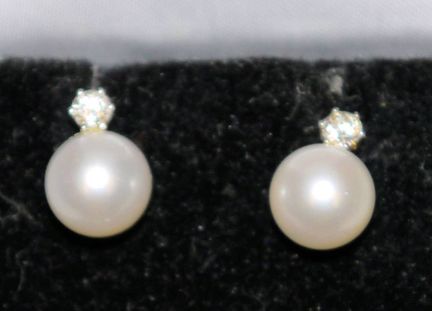 Pearl stud earrings with brilliant-cut diamonds, g