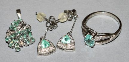 Three-piece jewellery set: pendant, ring and drop 