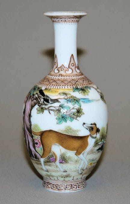 Petit vase à col long orné d'un motif représentant