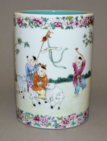 Bitong en porcelaine représentant des garçons en t