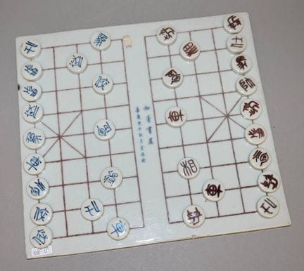 Un jeu complet de xiangqi, les « échecs chinois »,