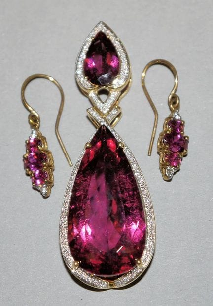 Magnificent pendant and drop earrings featuring Sh
