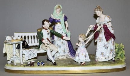 Gran grupo escultórico de porcelana dedicado al cu