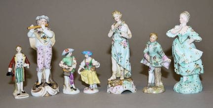 Siete pequeñas figuras de porcelana, de la Real Fá