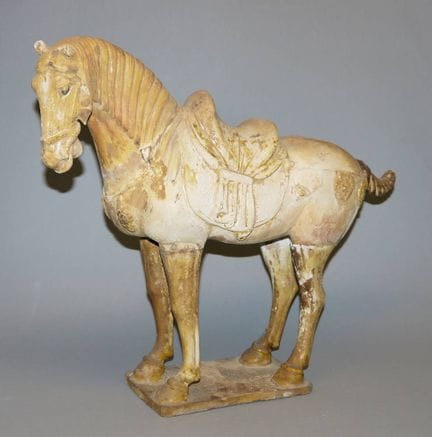 Un cheval en terre cuite sellé de la dynastie Tang
