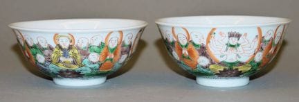 Deux bols en porcelaine chinoise représentant des 