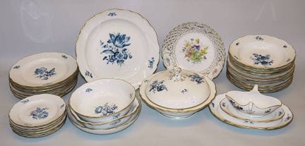 ‘Blue Flower’ porcelain dinner service for 6-10 pe