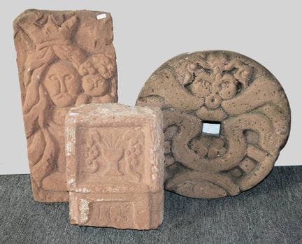 3 reliefs en grès du XVIIIe siècle provenant de ma