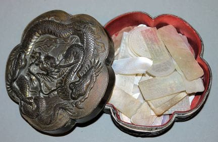 Un assortiment de jetons en nacre, produit d'expor