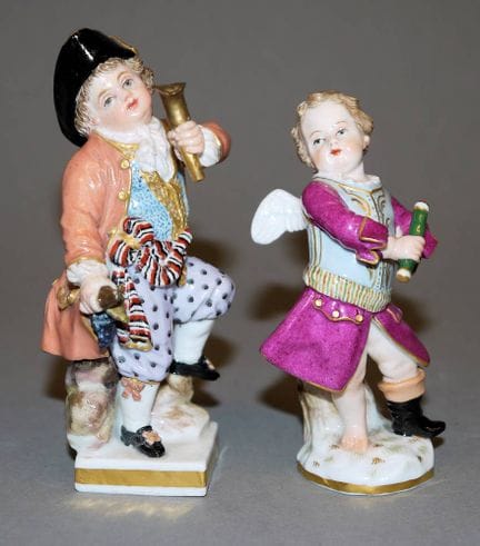 Cupido y niño jardinero con trajes de época, Real 