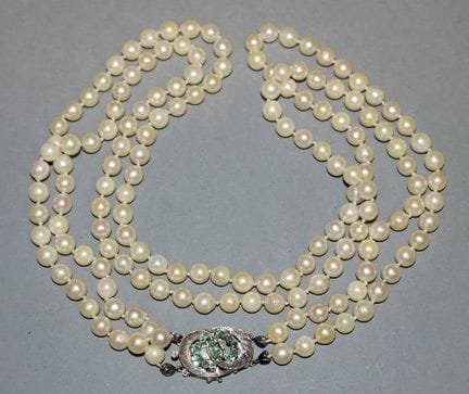 Double-strand pearl necklace, gold with emeralds
1