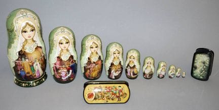 Une matriochka d'artiste et deux autres objets rus