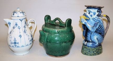 Tres jarras de diferentes culturas, de loza y porc