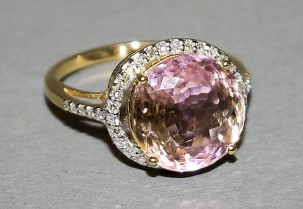 Ring with a pink neon tourmaline and brilliant-cut