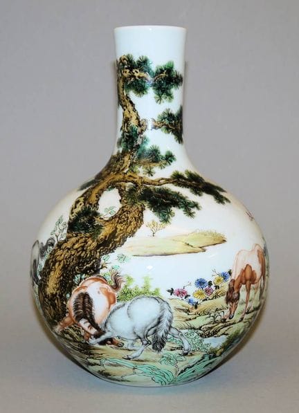 Vase en porcelaine orné d'un motif inspiré d'une œ