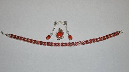 Three-piece jewellery set with fire opals, gold: b